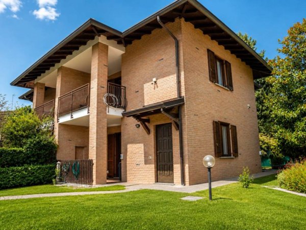 casa indipendente in vendita a Carugo