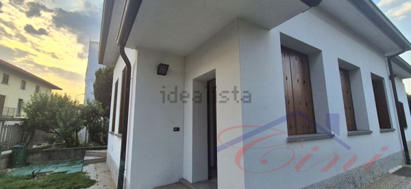 casa indipendente in vendita a Carugo