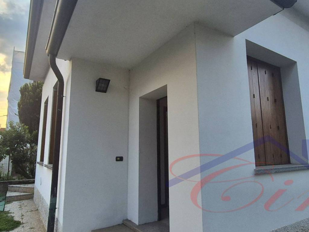 casa indipendente in vendita a Carugo