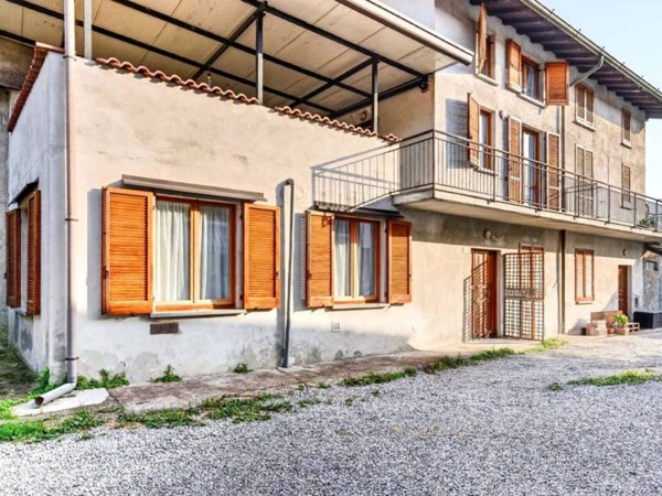 casa indipendente in vendita a Carugo