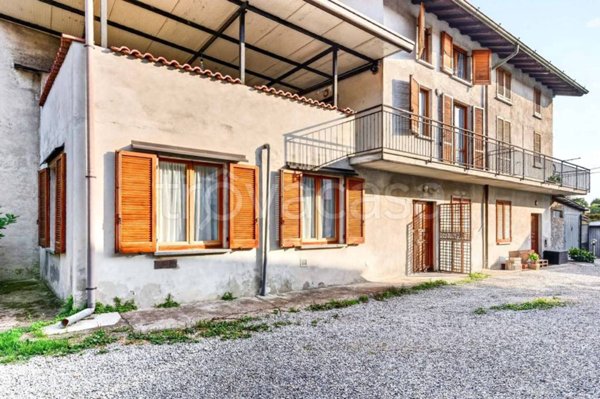casa indipendente in vendita a Carugo