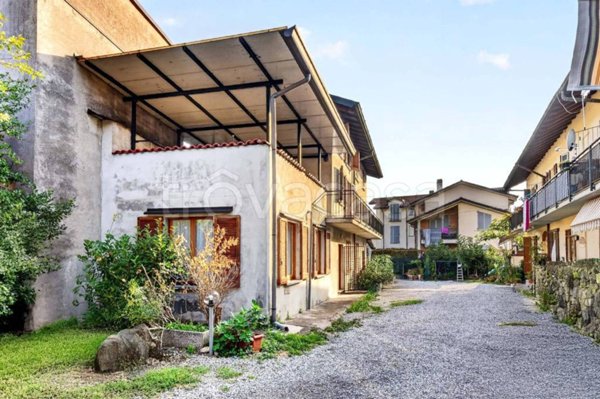 casa indipendente in vendita a Carugo