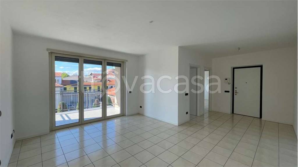 appartamento in vendita a Carugo