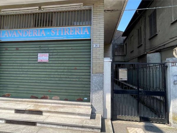 locale commerciale in vendita a Carugo