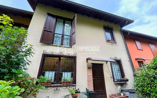 casa indipendente in vendita a Casnate con Bernate