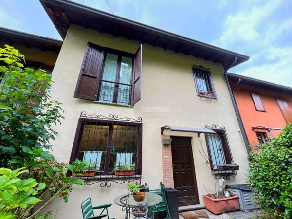 casa indipendente in vendita a Casnate con Bernate