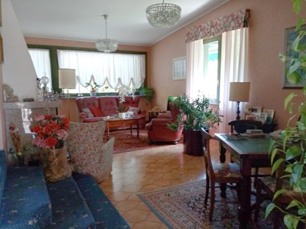 casa indipendente in vendita a Casnate con Bernate
