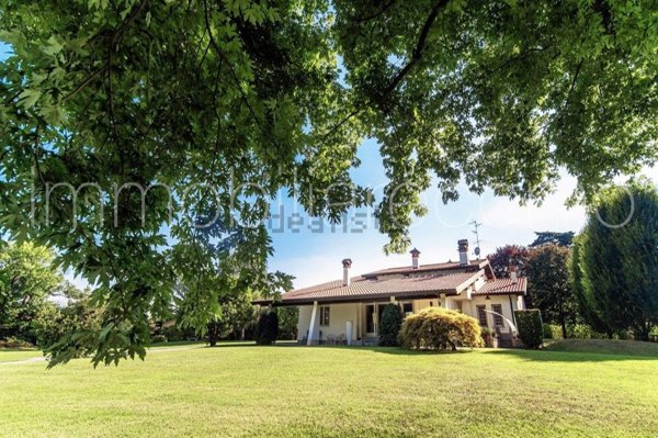 casa indipendente in vendita a Casnate con Bernate