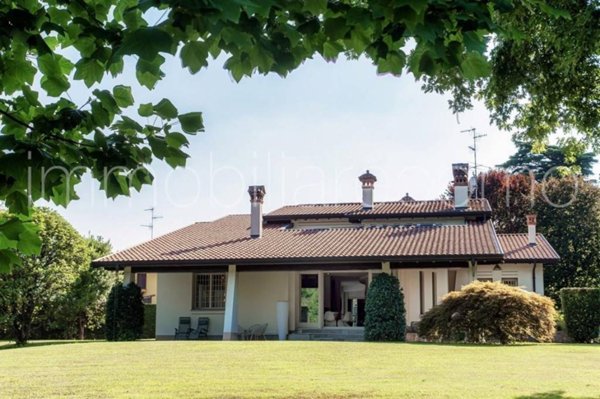 casa indipendente in vendita a Casnate con Bernate