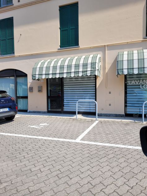 locale commerciale in vendita a Casnate con Bernate