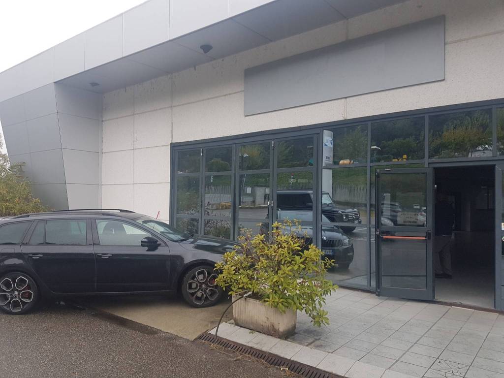 locale commerciale in vendita a Casnate con Bernate