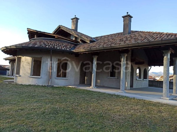 casa indipendente in vendita a Casnate con Bernate