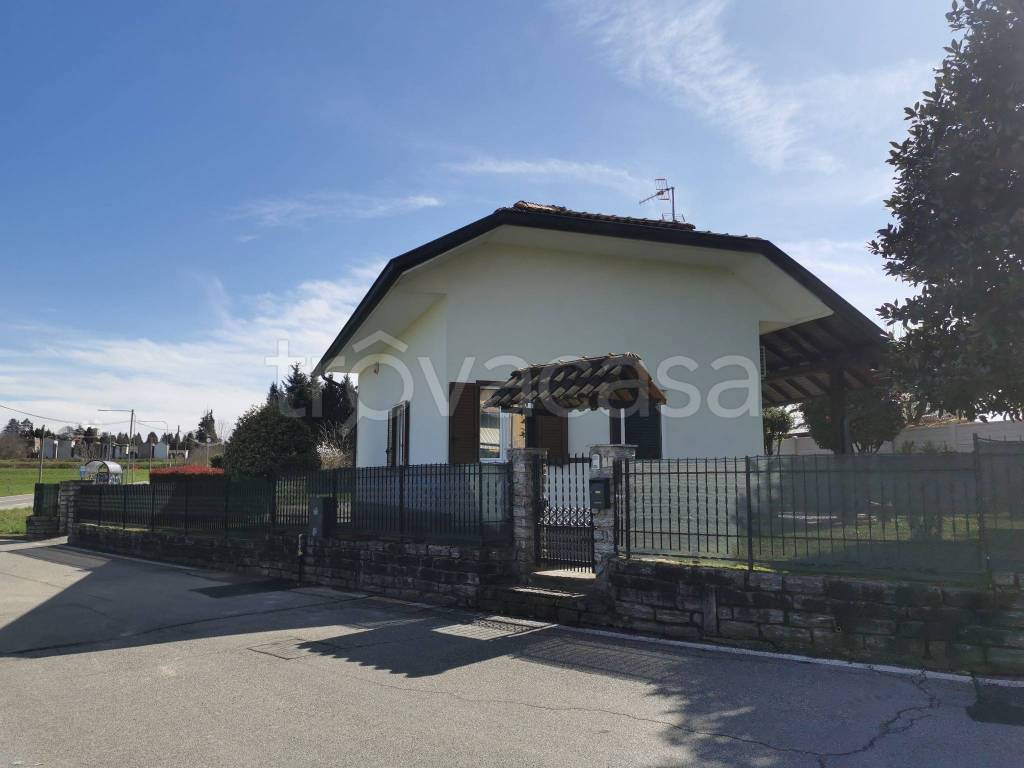 casa indipendente in vendita a Casnate con Bernate