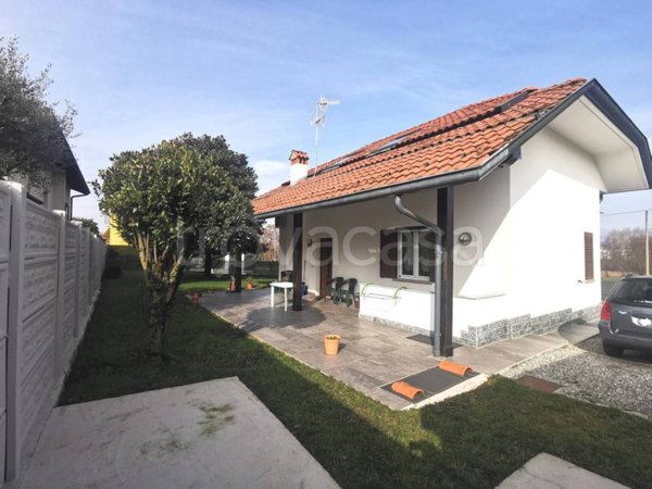 casa indipendente in vendita a Casnate con Bernate
