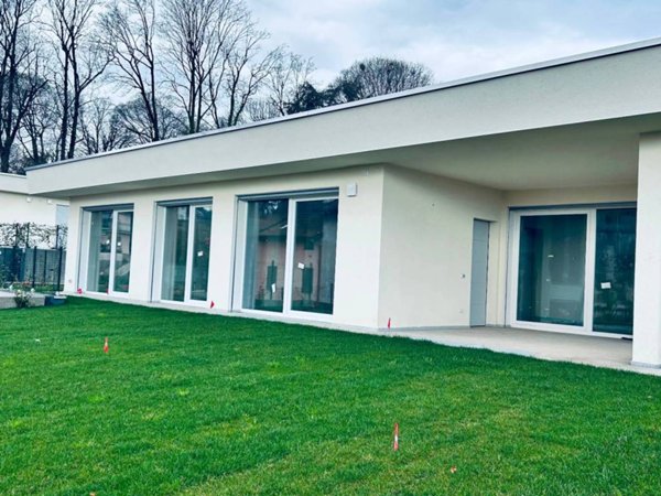 casa indipendente in vendita a Casnate con Bernate