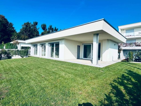 casa indipendente in vendita a Casnate con Bernate