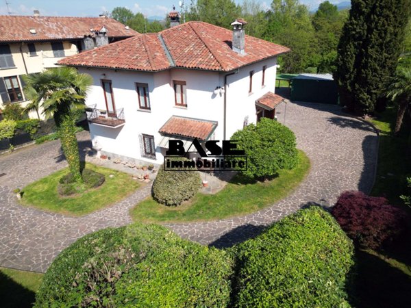 casa indipendente in vendita a Casnate con Bernate