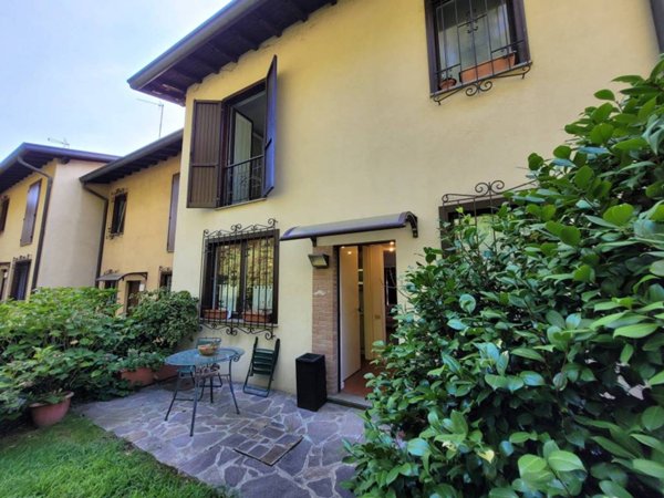 casa indipendente in vendita a Casnate con Bernate