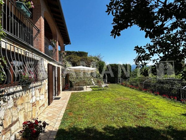 casa indipendente in vendita a Casnate con Bernate