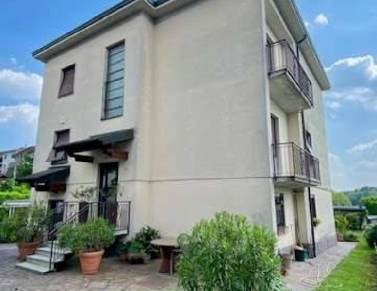 casa indipendente in vendita a Casnate con Bernate