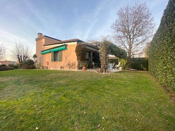 casa indipendente in vendita a Casnate con Bernate