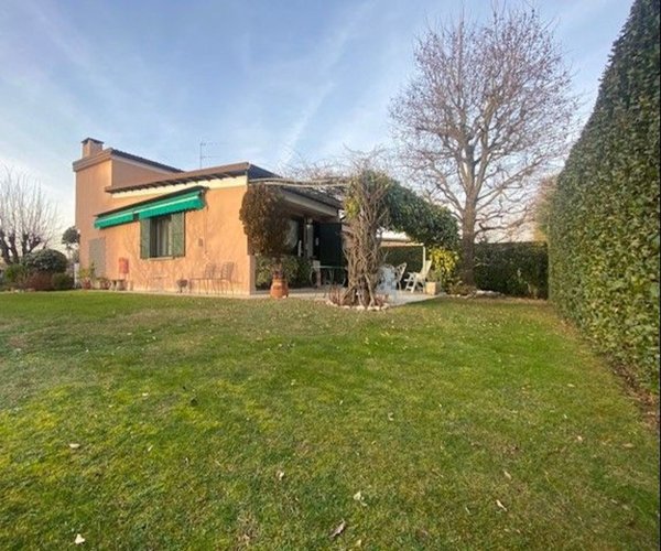 casa indipendente in vendita a Casnate con Bernate