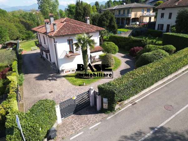 casa indipendente in vendita a Casnate con Bernate