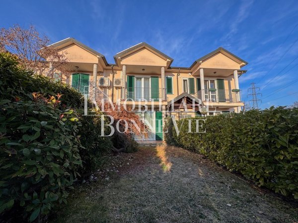 casa indipendente in vendita a Casnate con Bernate