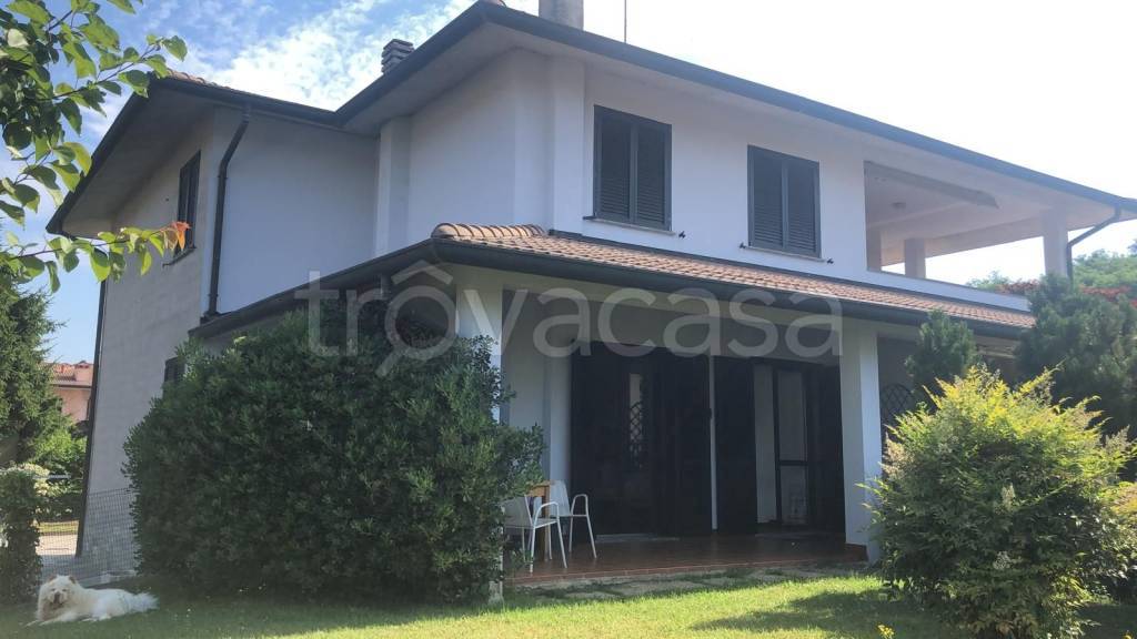 casa indipendente in vendita a Casnate con Bernate