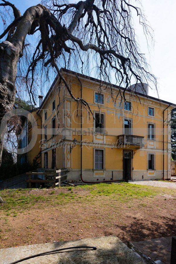 casa indipendente in vendita a Casnate con Bernate