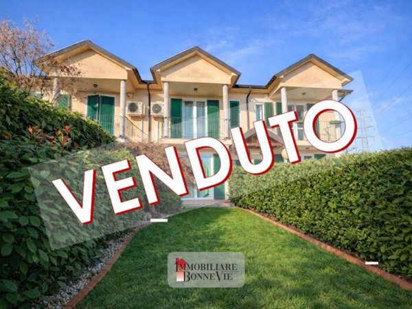 casa indipendente in vendita a Casnate con Bernate