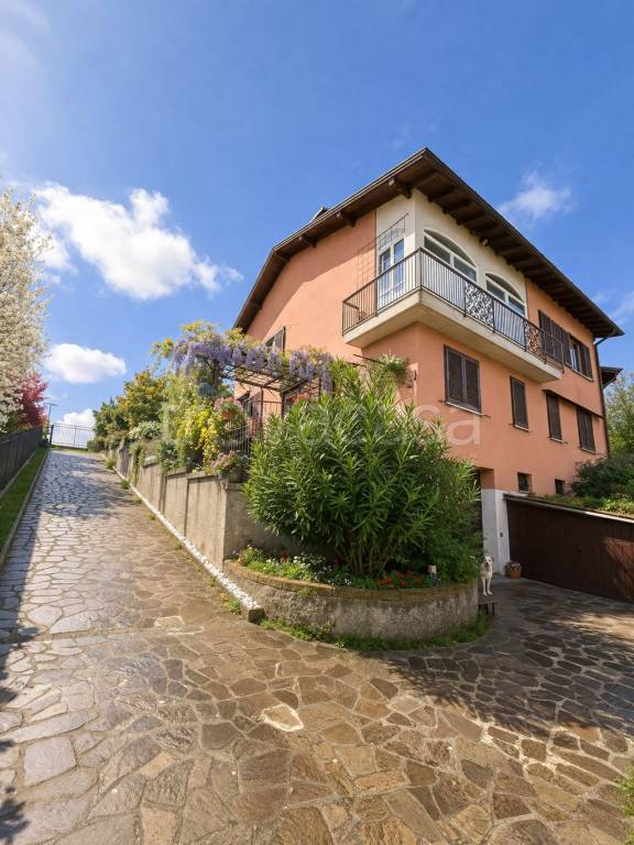 casa indipendente in vendita a Casnate con Bernate