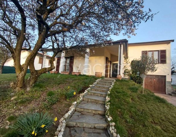 casa indipendente in vendita a Casnate con Bernate