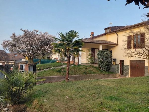casa indipendente in vendita a Casnate con Bernate