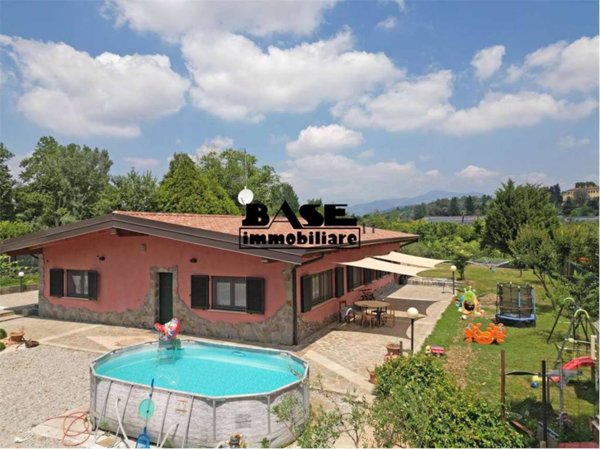 casa indipendente in vendita a Casnate con Bernate