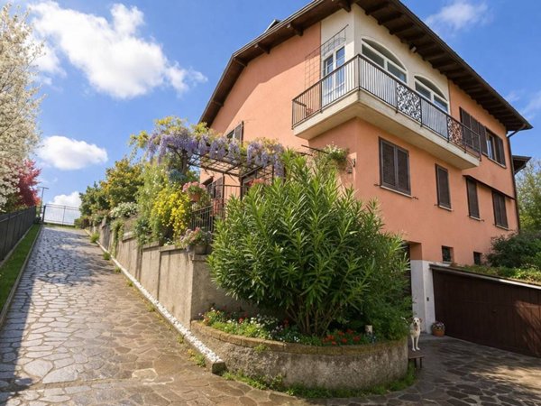 casa indipendente in vendita a Casnate con Bernate