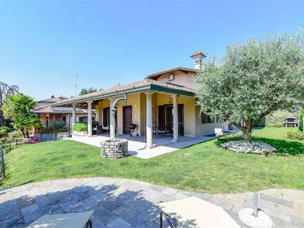 casa indipendente in vendita a Casnate con Bernate