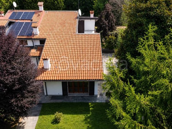 casa indipendente in vendita a Casnate con Bernate