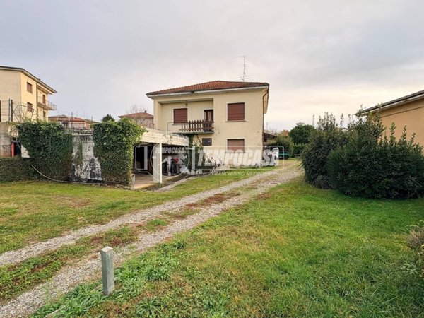casa indipendente in vendita a Casnate con Bernate