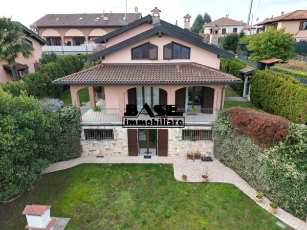 casa indipendente in vendita a Casnate con Bernate