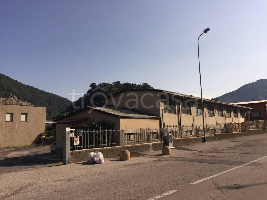 locale commerciale in vendita a Castelmarte
