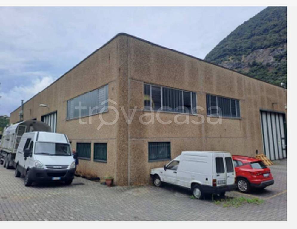 locale commerciale in vendita a Castelmarte