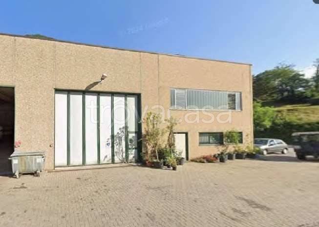 locale commerciale in vendita a Castelmarte