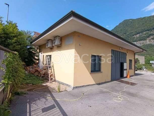 negozio in vendita a Castelmarte