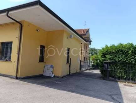 negozio in vendita a Castelmarte