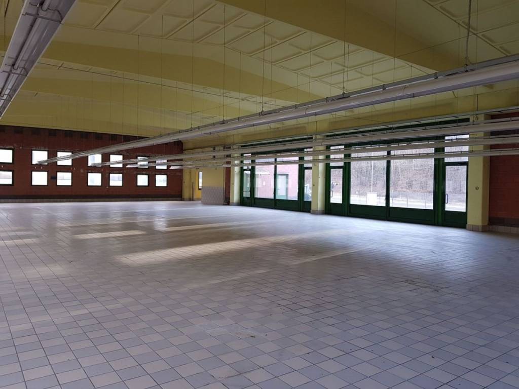 locale commerciale in vendita a Castelmarte