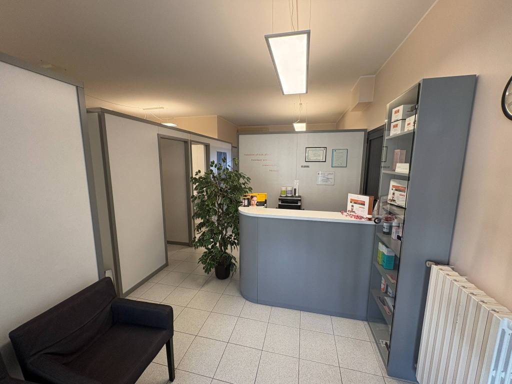 negozio in vendita a Cermenate in zona Asnago