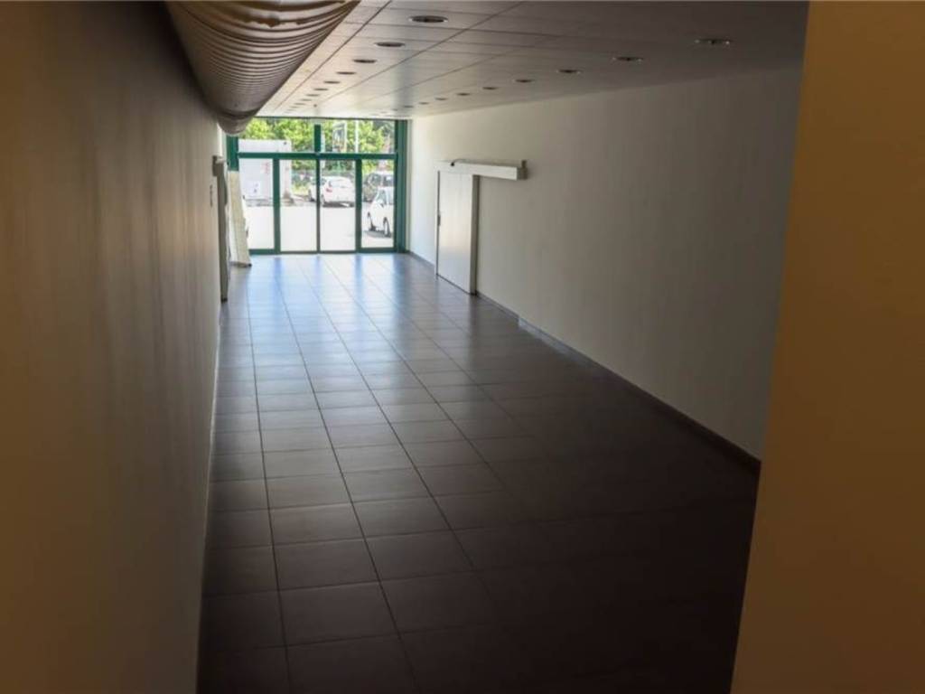 locale commerciale in vendita a Cermenate