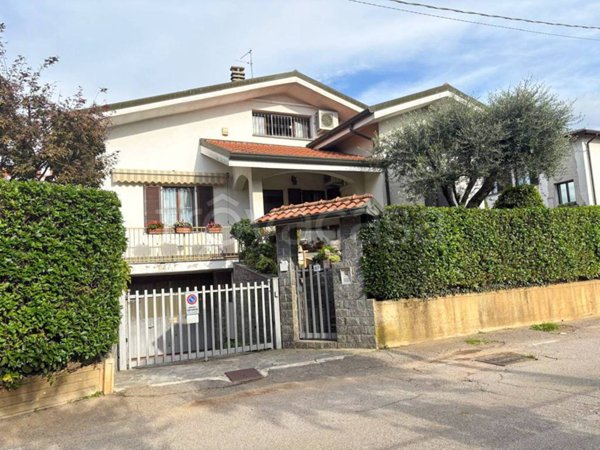 casa indipendente in vendita a Cermenate in zona Cascina Lavezzari