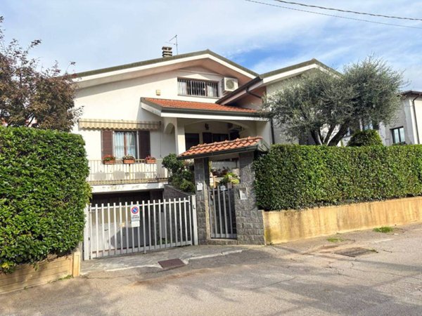 casa indipendente in vendita a Cermenate